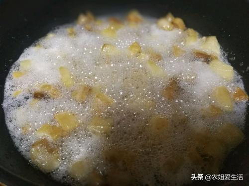 猪油怎么熬才又白又香,猪油熬出来是暗黄色，怎么回事？