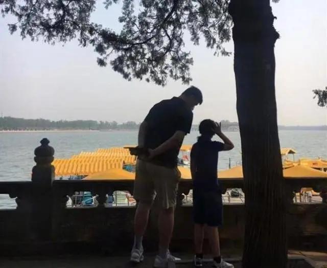 姚明和叶莉:姚明现身野球场原因曝光，姚沁蕾能否成为中国女篮的未来？
