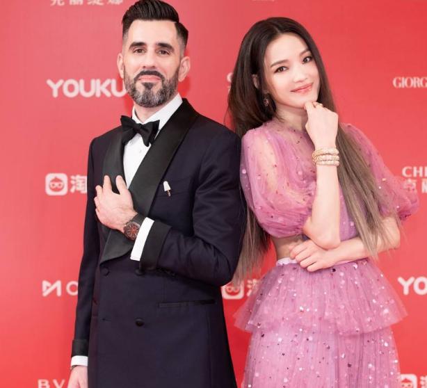 柳岩摔倒:哪些活动演出中，明星不慎摔倒，让你感到心疼？