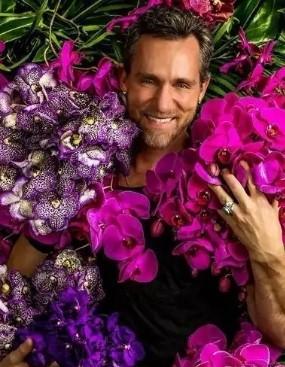 瓦莎妮:瓦妮莎收下陌生男子所赠玫瑰花，并进行亲密互动，对此你怎么看