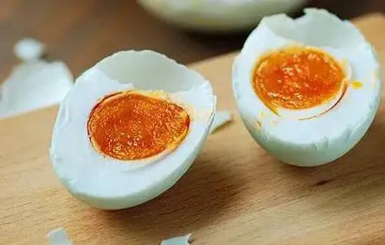 农村婆婆教你不一样的腌蛋方法，鸭蛋可以放在塑料桶里腌制吗