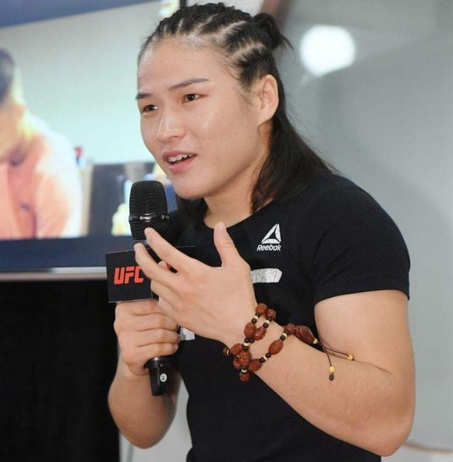 张伟丽在ufc 248比赛中击败乔安娜卫冕成功-第6张图片
