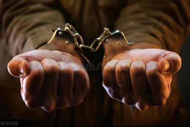 手铐情人:羁押看守所，是什么体验？需要24小时戴手铐吗？