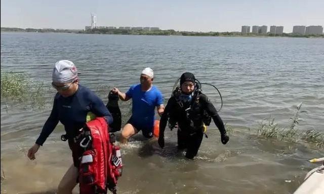 溺水案例d:溺水案例的过程 6月3日，河南郑州一男子下水追鱼竿，不料溺水身亡，怎么回事？