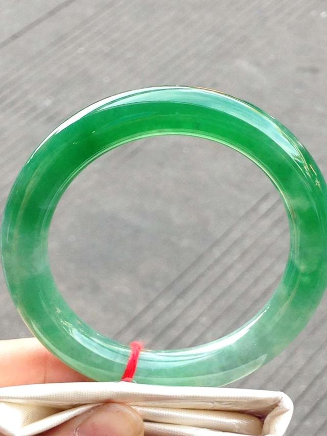 大理翡翠手镯是真的吗,没有证书的手镯一定是假的吗？这是真的吗？
