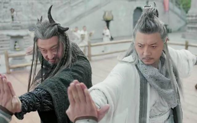 《倚天屠龙记中》，光明左使杨逍武功高还是光明右使范遥武功高？