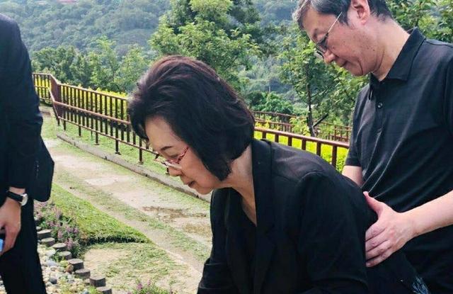 张睿悼念琼瑶丈夫:如何看待演员张睿发纪念琼瑶丈夫微博被质疑？