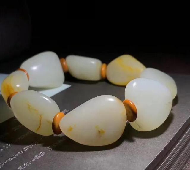 戴玉手镯对女人有什么好处,女士戴玉镯子好还是戴手链好？