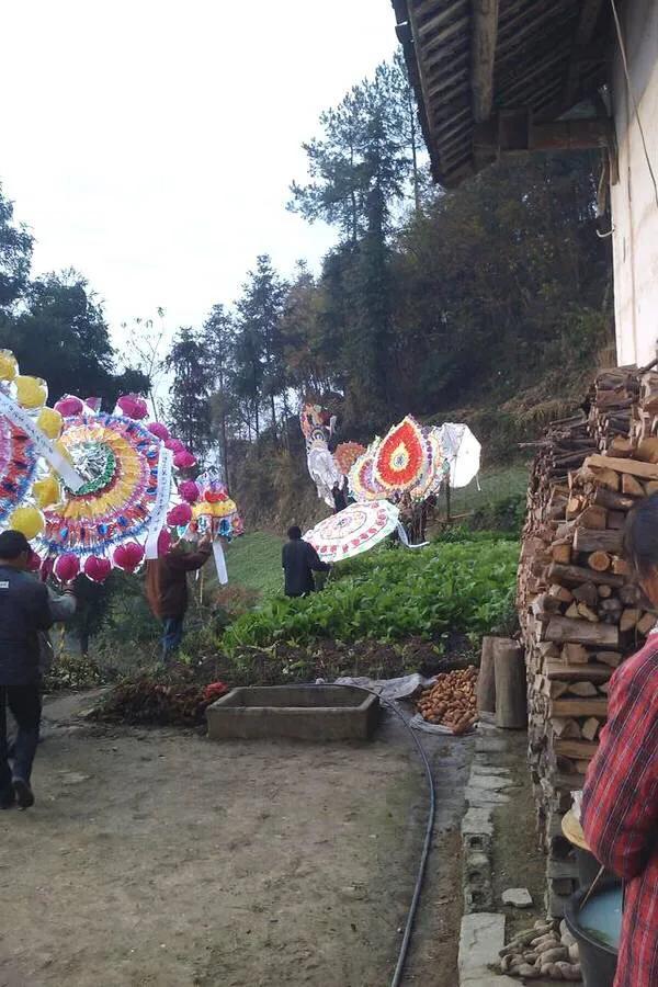 头条问答 农村的舅舅死了我没去 我爸在外地也没去 有人说我不懂事 对吗 506个回答