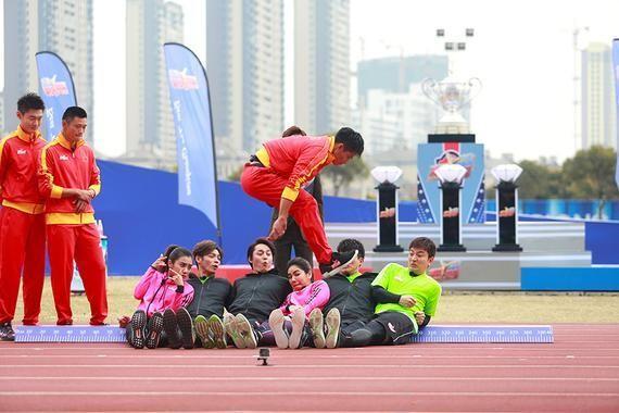 立定跳远训练方法速成视频:立定跳远技巧训练方法视频 立定跳远怎么跳才远，而且不要练很久那种，速成法？