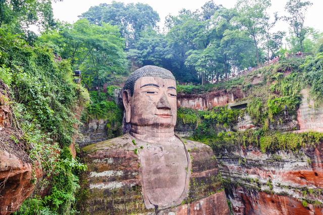 乐山大佛头顶，四川乐山的乐山大佛和峨眉山哪个更受欢迎