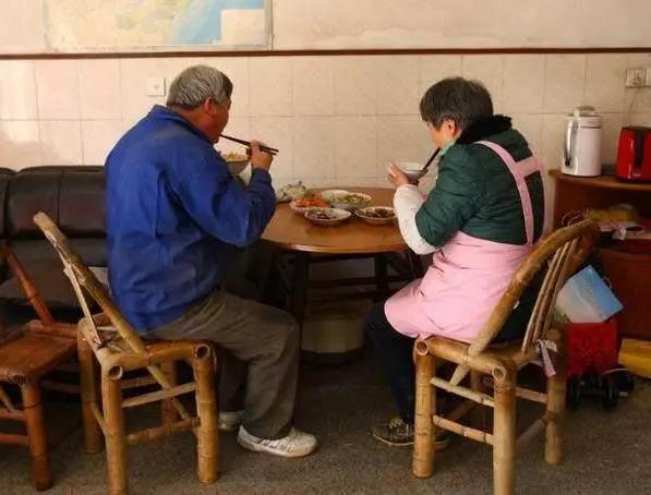 彭丹吃奶门:彭丹婚礼视频 农村老话：“吃自得，穿二八，赌一半，嫖白瞎”是啥意思？
