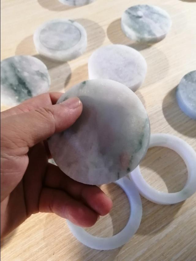 6000元春带彩手镯,想买个玉镯，预算1W左右，推荐啥品牌呢？