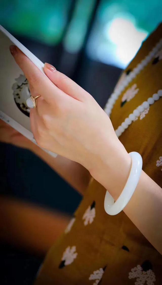 戴玉手镯会显得年龄大么?-育儿网