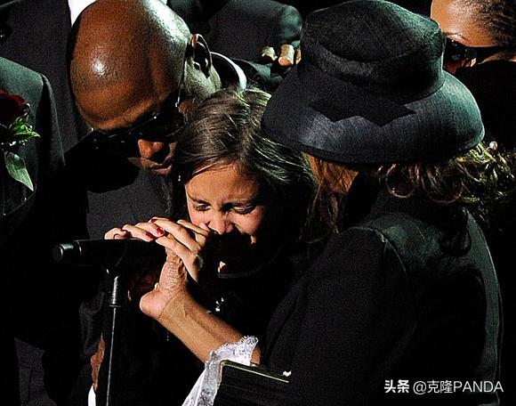 普雷斯利:猫王女儿为什么不参加杰克逊葬礼？
