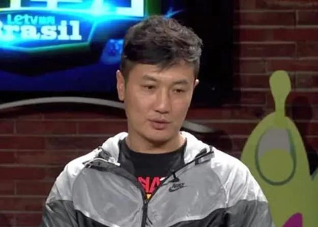 客观评价一下谁是目前最受欢迎且较为专业的足球解说员？