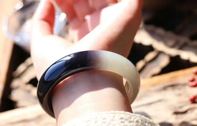 玉镯大小合适还是稍大一点好,手镯贴手好还是大一点好？