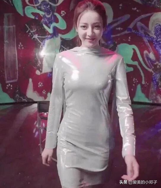 陈燃透视短裙:为什么有些人认为女孩子穿皮裤皮裙这么迷人