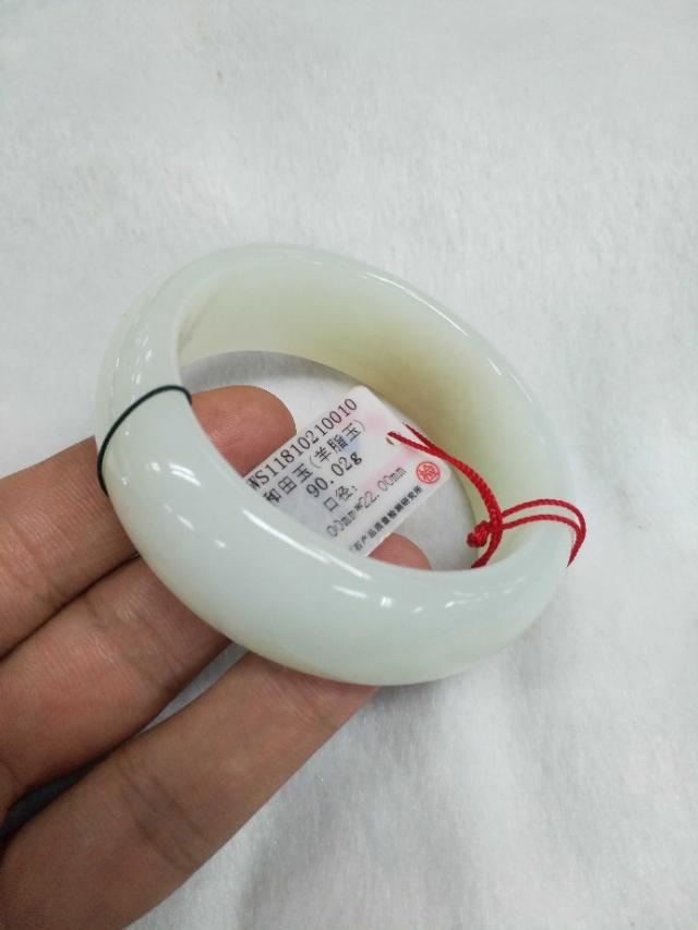 怎样挑选玉手镯的真假,买玉镯有哪些要注意的问题？