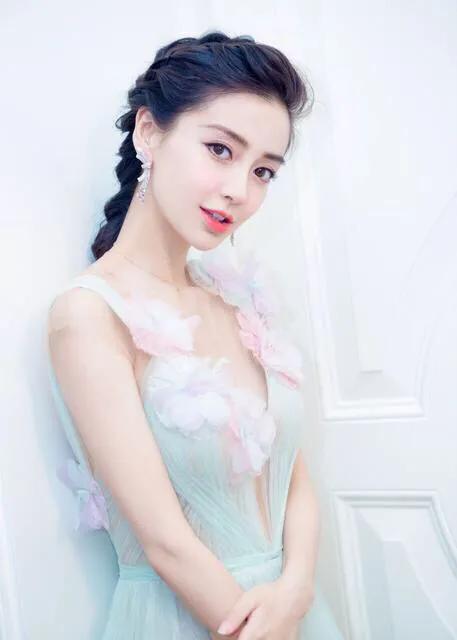 baby现身医院就医:Angelababy到底整容没