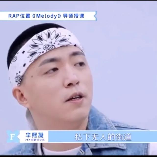 淡黄色长裙:请问“淡黄的长裙子，蓬松的头发”是个什么梗