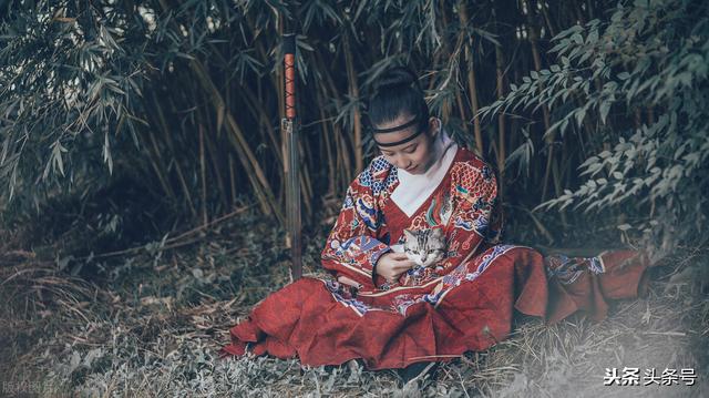 易虎臣叶雪:古龙小说的主角中，除了李寻欢，还有谁能够超过古龙本人？