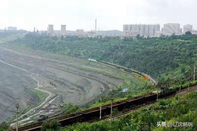 抚顺西露天矿大坑简介，阜新和抚顺谁是中国最大的露天煤矿谈谈您的看法