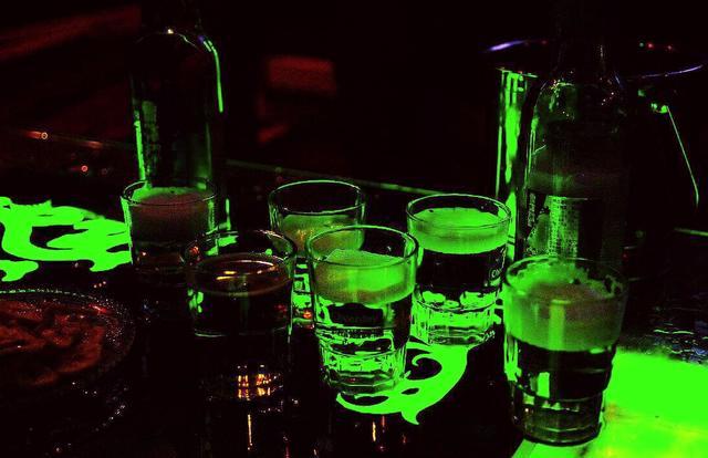 灯红酒绿纸醉金迷，灯红酒绿，酒为什么是绿色的难道真的有绿色的酒