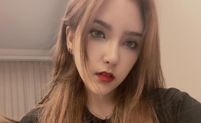 RITA深夜晒照,水友打出14个“大”字进行调侃,RITA的回应亮了,你有何看法？