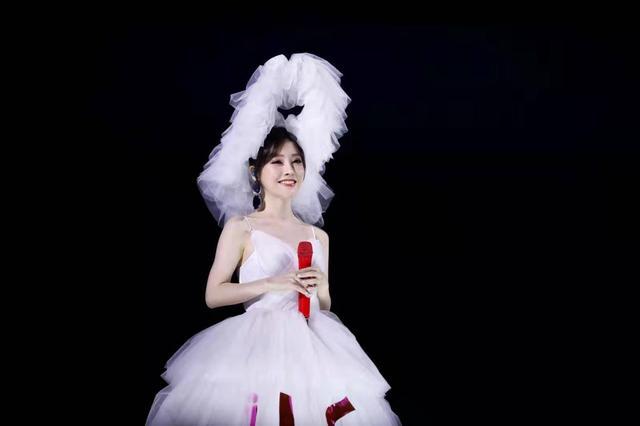 冯提莫含吊图:冯提莫开演唱会、发专辑，她现在已经是一名歌手了吗