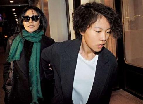 窦靖童下巴那条线:窦靖童长得到底更像亲爹窦唯还是像天后母亲王菲