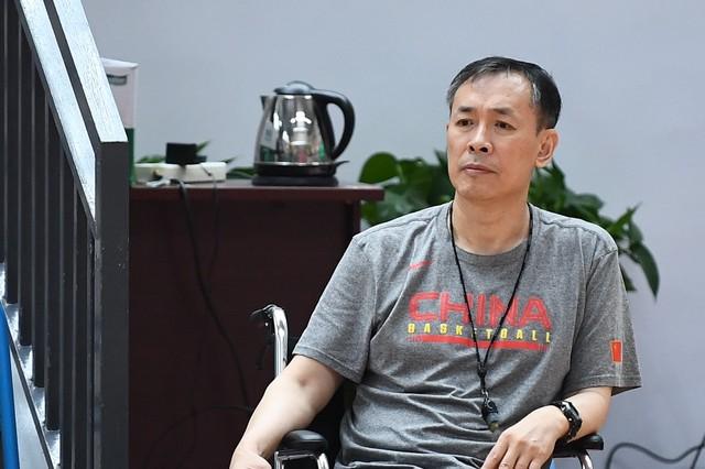 为什么女篮主教练许利民坐着轮椅出征东京奥运会