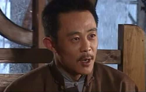 《大染坊》听到吕把头安排工作，陈六子为什么发火了？