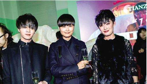 李宇春超女:曾经最受争议的超女李宇春曾轶可两人现状有何差异？