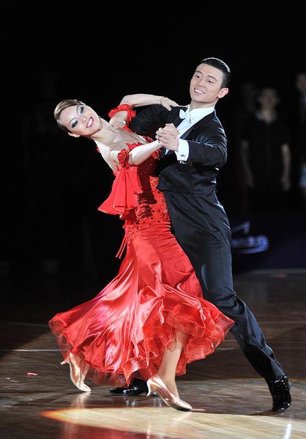 头条问答 - 怎样体面的邀请一位不熟悉的女人跳交谊舞?(7个回答)