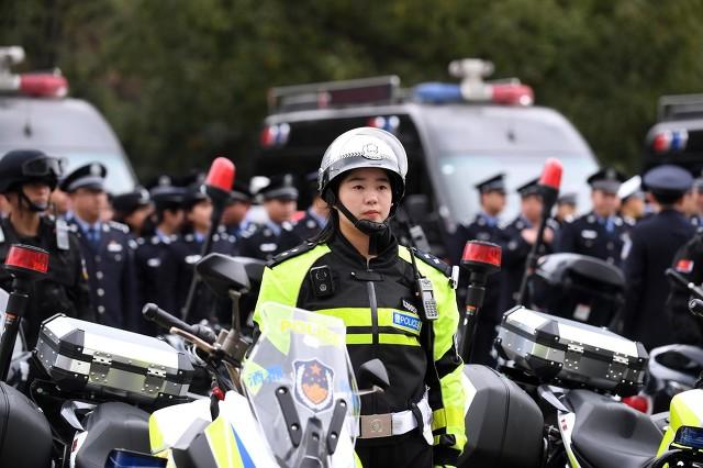 机关工勤技师和二级主任科员工资谁高？