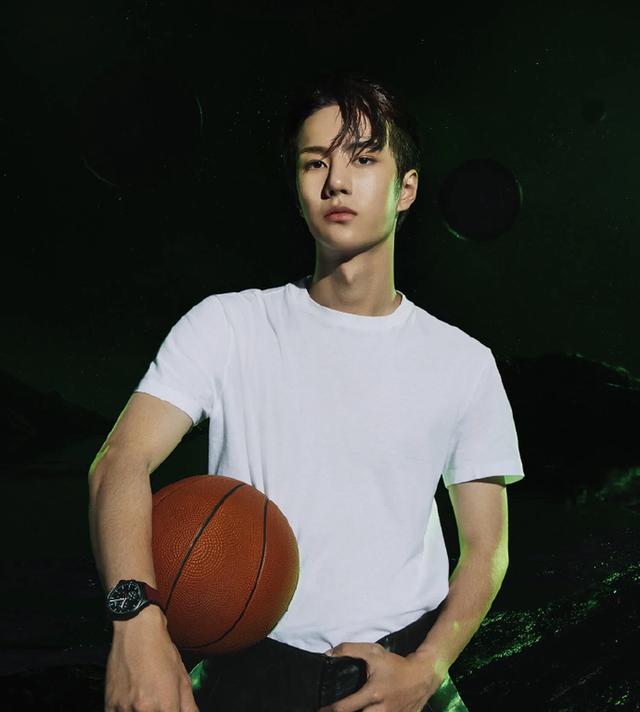 王一博背影封面:如何评价王一博登上《时尚COSMO》3月开季刊封面
