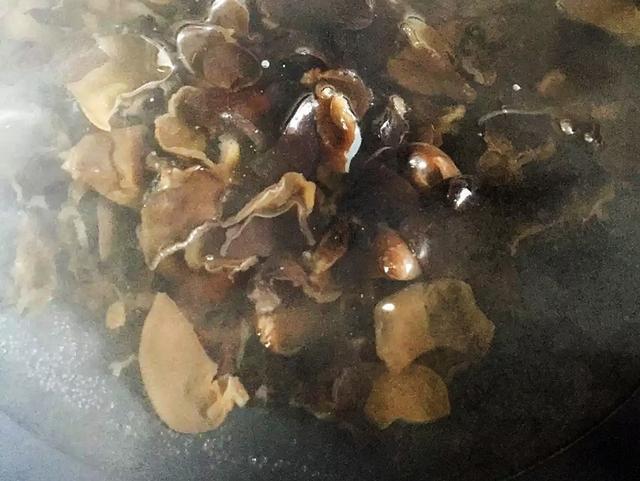 家常凉拌木耳的做法,凉拌木耳怎样做？放什么料？