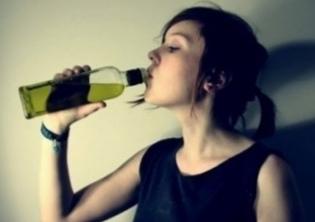 青岛醉酒女:女领导喝酒特别厉害，我都有点受不了了，你见过喝酒厉害的吗？