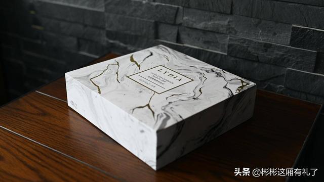 小彬彬前妻:家居展会上看到【EZVALO几光】，求问是个什么牌子？