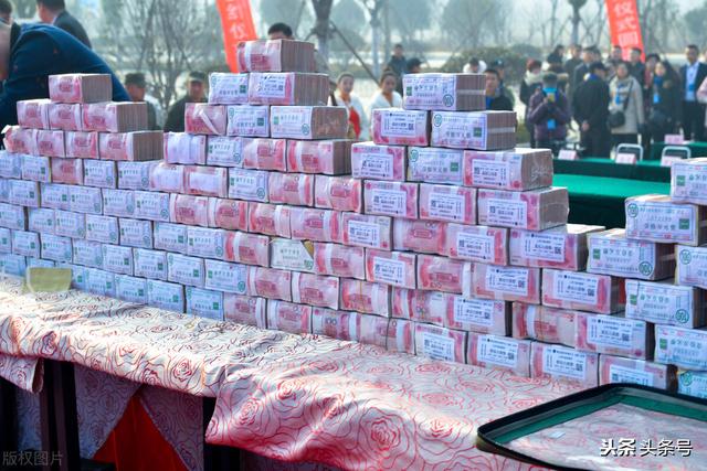 身价高达2000多亿的马化腾，能一次性从银行取出2000亿吗？