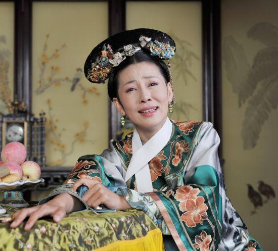 安陵容暗示齐妃她去害甄嬛,可为什么当甄嬛要吃齐妃送的糕点时,她又阻止了？