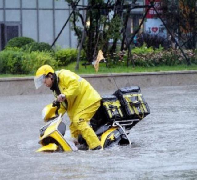 变形计死人事件:突发！外卖员闯红灯被撞身亡，送单速度与生命安全哪个更重要？
