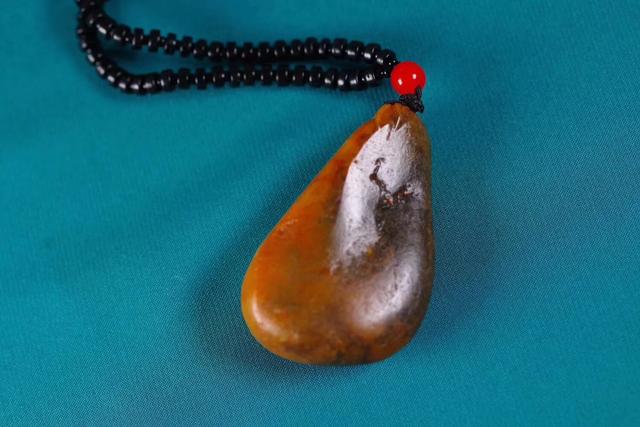 和田玉颜色等级价格表,这块和田玉皮色料怎样？大概多少钱入合适？