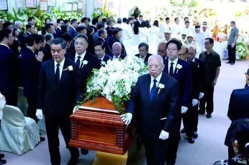 何鸿燊遗体今年不下葬:为什么何鸿燊葬礼这么热？