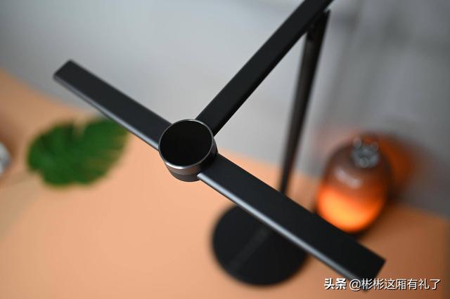 小彬彬前妻:家居展会上看到【EZVALO几光】，求问是个什么牌子？
