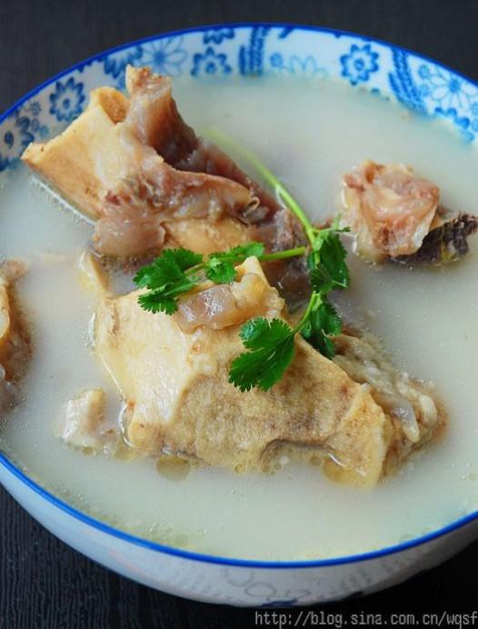 牛骨头汤的做法和配料，牛骨汤怎么熬才会出味呢哪个部位最有牛味