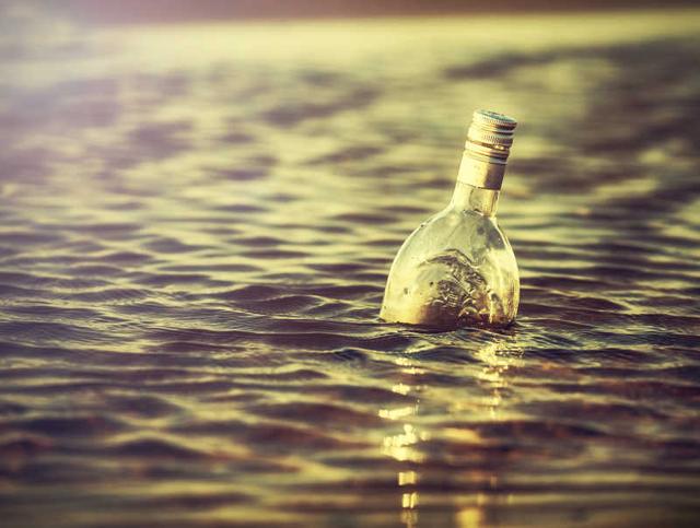把玻璃瓶放到水里面为什么有的浮在上面有的沉下去￼？