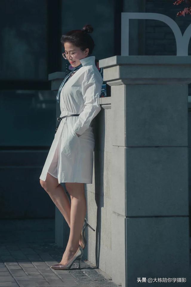 靠着墙的摄影全身照片怎么拍?