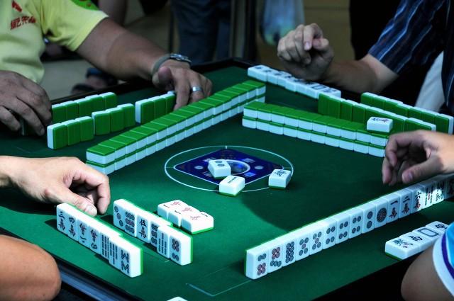 当今社会上的人天天打麻将正常吗？